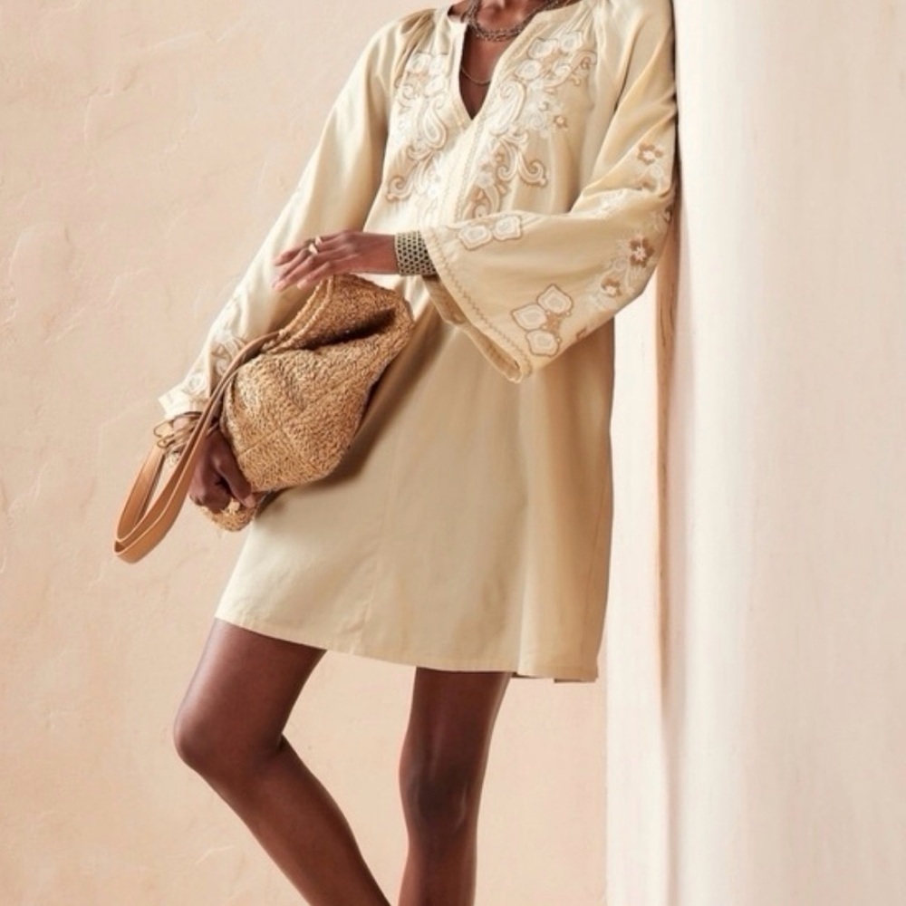 Banana Republic bell sleeve embroidered Dress